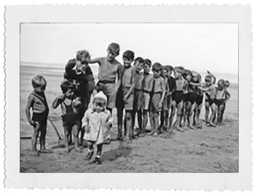 Les enfants de Notre Maison lors de vacances en Bretagne